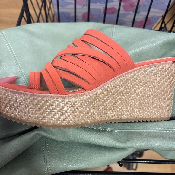 DONALD PLINER CORAL wedge slip on shoe!! Size 7!!! New! Gorgeous!! - Picture 5 of 9